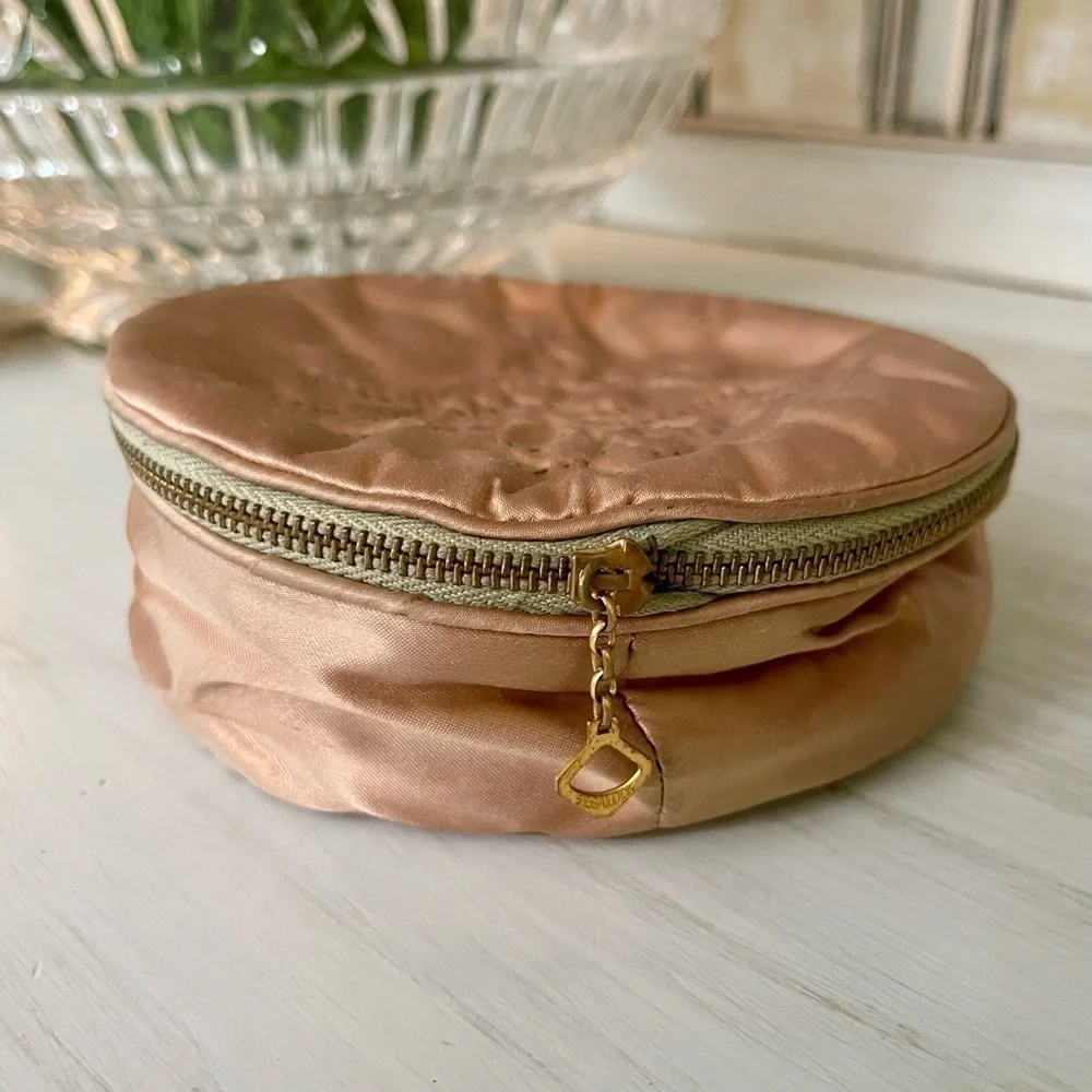 VINTAGE, ROUND 5 1/2” MAKEUP BAG WITH POWDER PUFF. ZIPPER CLOSURE.